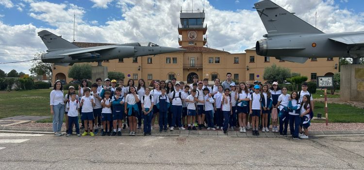Los alumnos de 5º y 6º de EP visitaron la Base Aérea de Albacete. 