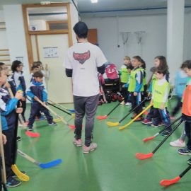 Los alumnos de 1°y 2° de primaria disfrutaron de una clase de Hockey:marzo 2018