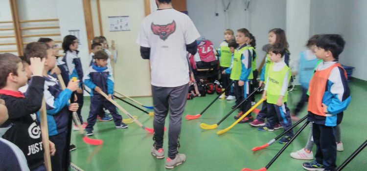 Los alumnos de 1°y 2° de primaria disfrutaron de una clase de Hockey:marzo 2018