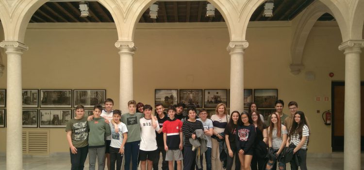 Alumnos de 3º de ESO  en la exposición de fotografía «El alma de Cervantes:8-05-2019