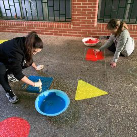 Decoramos el patio del colegio:14-2-2020
